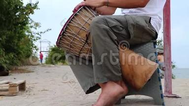 一个人在蓝天上演奏非洲舞的鼓。 创造力，休息和放松.. <strong>民族乐器</strong>对抗天空